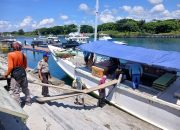 Aipda Haerul Umam Turun Langsung Di Pelabuhan Marina Boom Untuk Memberikan Arahan Kepada Masyarakat Buruh Untuk Selalu Mengunakan Alat Keselamatan Kerja