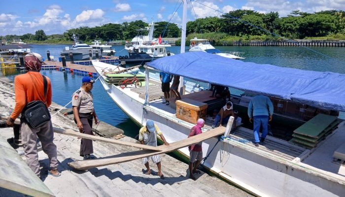 Aipda Haerul Umam Turun Langsung Di Pelabuhan Marina Boom Untuk Memberikan Arahan Kepada Masyarakat Buruh Untuk Selalu Mengunakan Alat Keselamatan Kerja