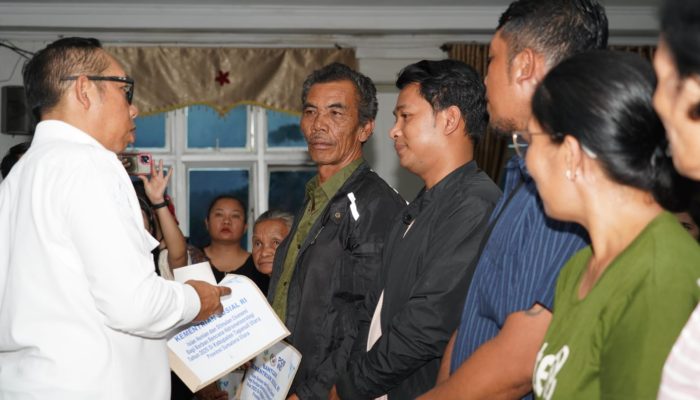 Bupati Tapanuli Utara Serahkan Bantuan Kementerian Sosial Republik Indonesia Untuk Korban Bencana Hidrometeorologi