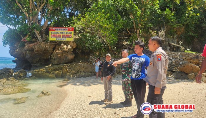 Tim Sar Gabungan Evakuasi Korban Tewas di Pantai Batu Bengkung Malang