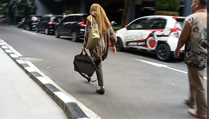 Habis Diperiksa Penyidik Subdit II Harda Bangtah Polda Jawa Timur Kades Sukorejo Ogah Diwawancarai Wartawan