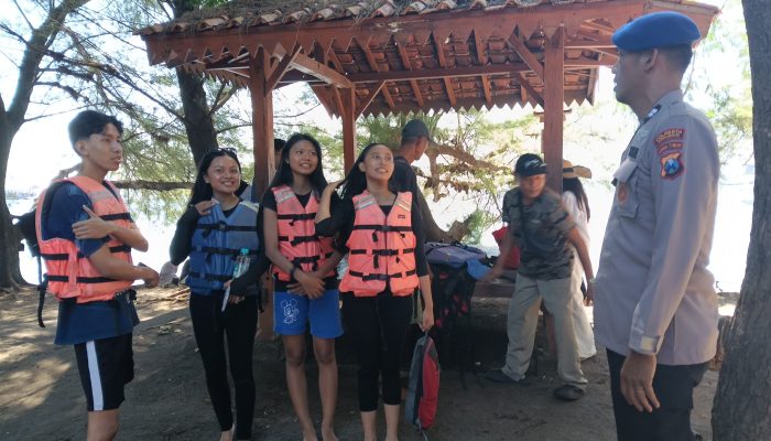 Satpolairud Resta Banyuwangi Turun Langsung Di Wisata Bangsring Tegaskan Keselamatan Kepada Para Nelayan Untuk Berhati Hati Terkait Perubahan Cuaca
