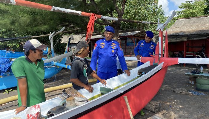 Patroli Di Pantai Bulusan Personel Satpolairud Resta Banyuwangi Tegaskan Keselamatan Laut