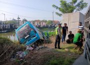 Polres Lamongan Lakukan Pertolongan Pertama pada Laka Tunggal Mobil Elf di Karangbinangun