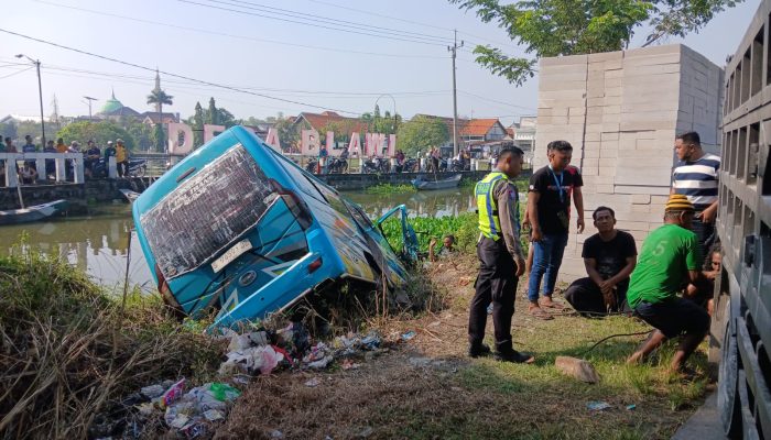 Polres Lamongan Lakukan Pertolongan Pertama pada Laka Tunggal Mobil Elf di Karangbinangun