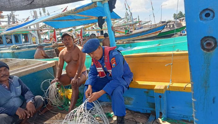 Aipda I Wayan Wedhana Giat Patroli Serta Turun Langsung Kepada Masyarakat Nelayan Untuk Berikan Edukasi Langsung