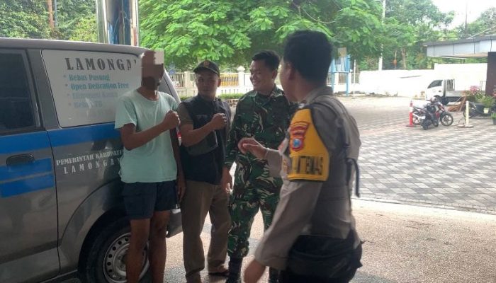 Bhabinkamtibmas Desa Pandanpancur Bersama Warga Evakuasi ODGJ di Dusun Pondok