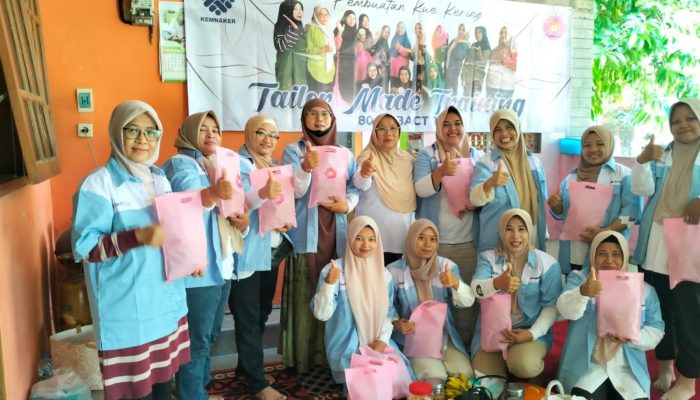 Pelatihan Kue Kering Kalipuro Dari Ibu Rumah Tangga Menuju Pelaku UMKM Tangguh