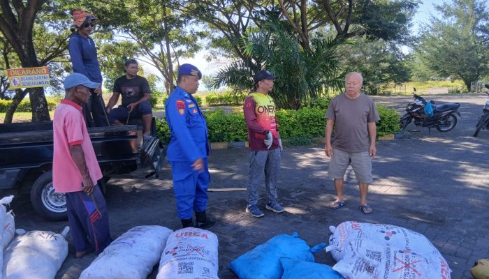 Aipda Haerul Umam, S.H Lakukan Pengawasan Kepada Masyarakat Buruh Bongkar Muat Di Pelabuhan Marina Boom