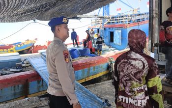 Bripka Ady Dwi Waluyo Tegaskan Disiplin Keselamatan Di Tengah Aktivitas Nelayan