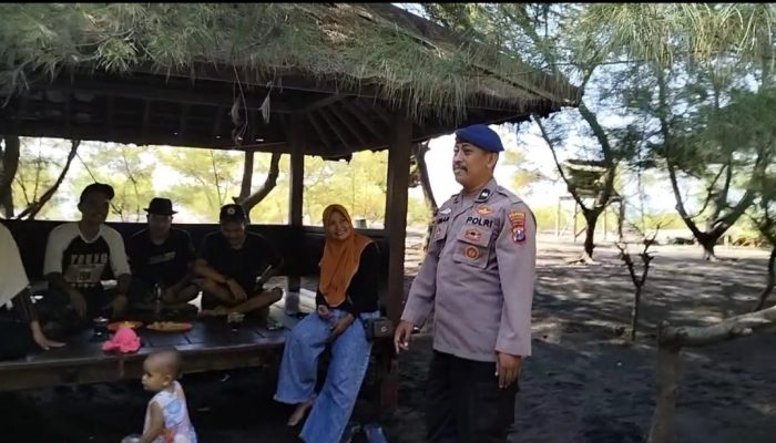 Aipda Haerul Umam S.H Turun Langsung Di Pantai Cemara Himbau Kepada Para Pengunjung Wisata Untuk Selalu Waspada Terhadap Perubahan Cuaca 
