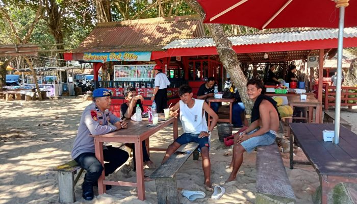 Aipda I Wayan Wedhana Turun Langsung Kepada Masyarakat Pengunjung Pastikan Wisata Tetap Aman Serta Kondusif