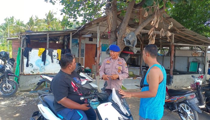Aipda I Nyoman Suma Turun Langsung Di Pantai Meneng Untuk Pastikan Suasana Aman Serta Kondusif