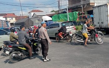 Quick Response Polsek Babat, Atasi Kepadatan Arus Lalulintas Dampak Kecelakaan di Perbatasan Tuban