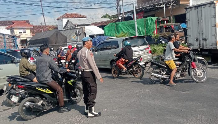 Quick Response Polsek Babat, Atasi Kepadatan Arus Lalulintas Dampak Kecelakaan di Perbatasan Tuban