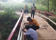 Kapolsek Sambeng Bersama Warga Bangun Jembatan Darurat, Akses Vital Antar Desa Kembali Terhubung