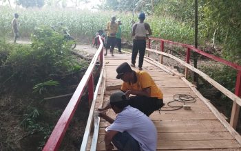Kapolsek Sambeng Bersama Warga Bangun Jembatan Darurat, Akses Vital Antar Desa Kembali Terhubung