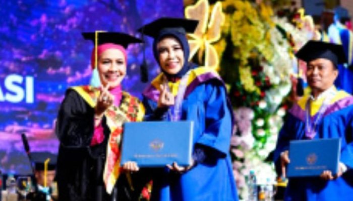 Di Tengah Kesibukannya Sebagai Pejabat Publik, Mimik Idayana Selesaikan Pendidikan Strata Satu 