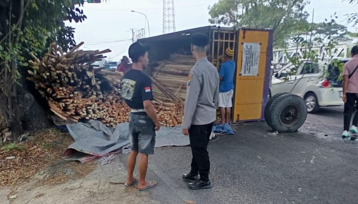 Quick Response Polsek Deket Urai Kemacetan Akibat Truk Patah As di Jalur Lamongan–Deket