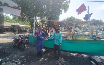 Bripka Romi Eka Menghimbau Kepada Para Nelayan Untuk Selalu Perhatikan Cuaca  