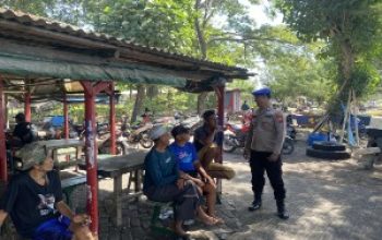 Bripka Ady Dwi Waluyo Giat Patroli Dialogis Serta Himbau Kepada Para Nelayan Untuk Selalu Waspada Terhadap Perubahan Cuaca