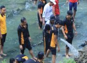 Polres Ngawi Bersama Elemen Masyarakat Bersihkan Aliran Sungai di Jembatan Purba