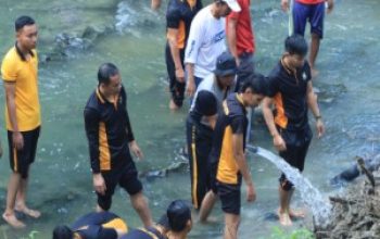 Polres Ngawi Bersama Elemen Masyarakat Bersihkan Aliran Sungai di Jembatan Purba