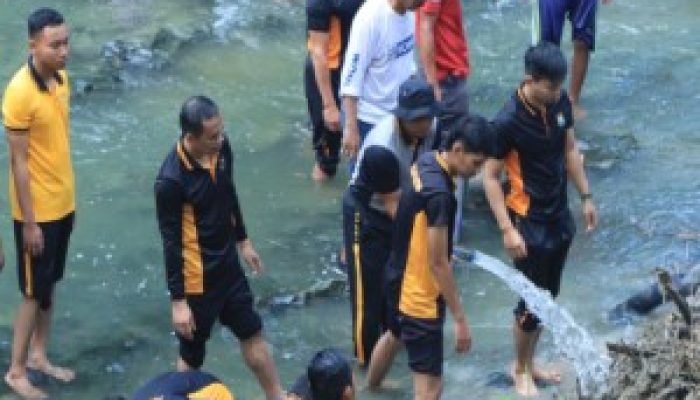 Polres Ngawi Bersama Elemen Masyarakat Bersihkan Aliran Sungai di Jembatan Purba