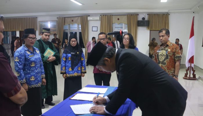 Wakil Bupati Tapanuli Utara Melantik Sekaligus Mengambil Sumpah Janji Jabatan Guru Sebagai Kepala Sekolah