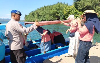 Aipda I Nyoman Suma Menghimbau Kepada Masyarakat Pengunjung Wisata Untuk Selalu Utamakan Alat Keselamatan
