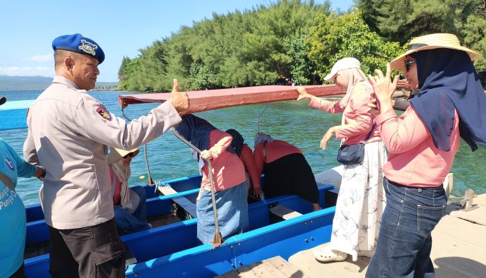 Aipda I Nyoman Suma Menghimbau Kepada Masyarakat Pengunjung Wisata Untuk Selalu Utamakan Alat Keselamatan