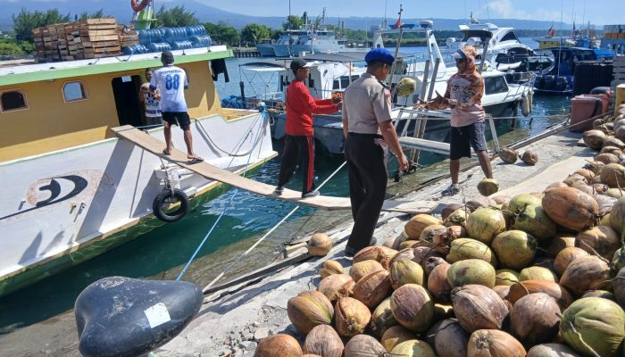 Aipda Haerul Umam Giat Patroli Serta Himbau Kepada Masyarakat Buruh Untuk Selalu Berhati Hati Di Saat Aktivitas Bongkar Buat