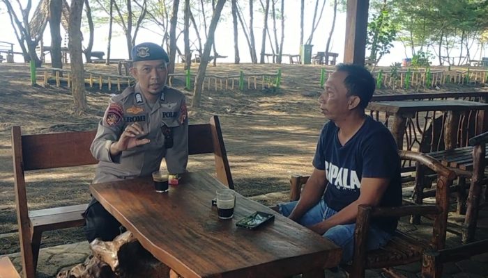 Bripka Romi Eka Turun Langsung Kepada Masyarakat Pesisir Serta Komunikasi Dan Selalu Berikan Wejangan Yang Terbaik