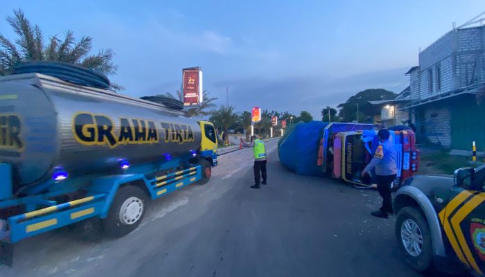 Polsek Ngimbang Gerak Cepat Tangani Laka Tunggal Truk di Jalur Babat–Jombang