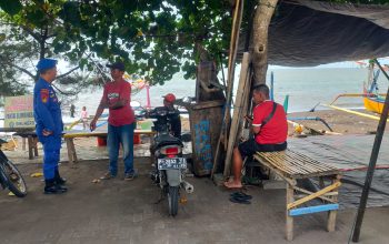 Bripka Romi Eka Edukasi Langsung Kepada Para Nelayan Blimbingsari Utamakan Keselamatan Serta Cek Cuaca Sebelum Melaut