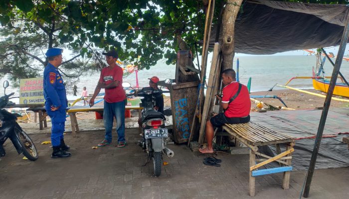 Bripka Romi Eka Edukasi Langsung Kepada Para Nelayan Blimbingsari Utamakan Keselamatan Serta Cek Cuaca Sebelum Melaut