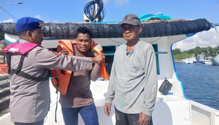 Satpolairud Lakukan Patroli Humanis Di Lautan Aipda Haerul Umam S.H Ingatkan Nelayan Tentang Keselamatan Serta Cuaca Ekstrem