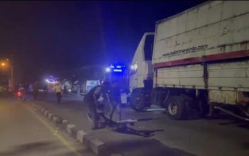Polres Lamongan Berhasil Evakuasi Truk Trailer Terguling di Kebalandono Babat