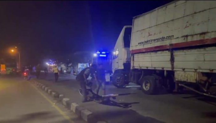 Polres Lamongan Berhasil Evakuasi Truk Trailer Terguling di Kebalandono Babat