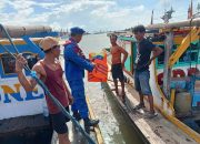 Aipda I Wayan Wedhana Hadir Di Laut Serta Edukasi Langsung Kepada Para Nelayan Di Area Pelabuhan Muncar