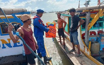 Aipda I Wayan Wedhana Hadir Di Laut Serta Edukasi Langsung Kepada Para Nelayan Di Area Pelabuhan Muncar