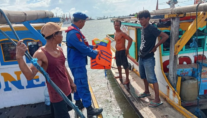 Aipda I Wayan Wedhana Hadir Di Laut Serta Edukasi Langsung Kepada Para Nelayan Di Area Pelabuhan Muncar