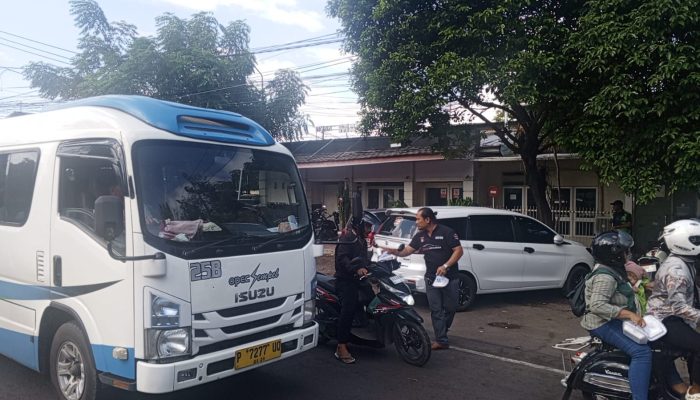 Jumat Berkah Yang Ke-21 Laskar Sakera Banyuwangi Tebar Kebaikan Di Tengah Aktivitas Pasar Banyuwangi