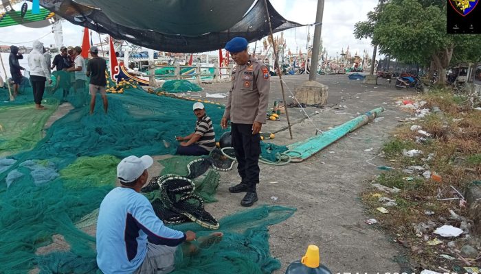 Personel Satpolairud Resta Banyuwangi Intensifkan Patroli Dialogis Di Muncar Tekankan Keselamatan Nelayan