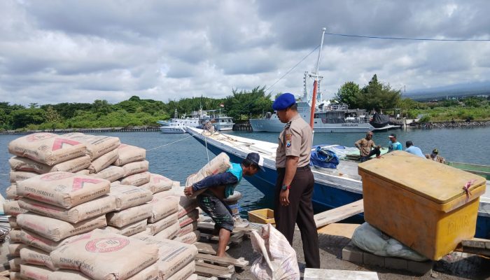 Aipda Haerul Umam Menghimbau Kepada Masyarakat Buruh Angkut Untuk Selalu Gunakan Alat Keselamatan Kerja
