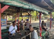 Aiptu I Gede Eka D Lakukan Patroli Dialogis Di Pesisir Warujajar Warga Dihimbau Waspada Terhadap Cuaca