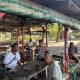 Aiptu I Gede Eka D Lakukan Patroli Dialogis Di Pesisir Warujajar Warga Dihimbau Waspada Terhadap Cuaca