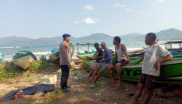 Aipda I Wayan Wedhana Giat Patroli Dialogis Serta Sambang Para Nelayan Untuk Selalu Waspada Terhadap Perubahan Cuaca