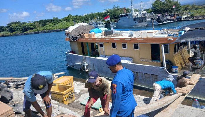 Aipda Haerul Umam Menghimbau Kepada Masyarakat Buruh Angkut Untuk Selalu Behati Hati Di Saat Aktivitas Bongkar Muat