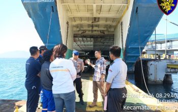Personel Satpolairud Resta Banyuwangi Giat Patroli Dialogis Serta Himbau Kepada Para Nelayan Untuk Selalu Waspada Di Saat Aktivitas Melaut